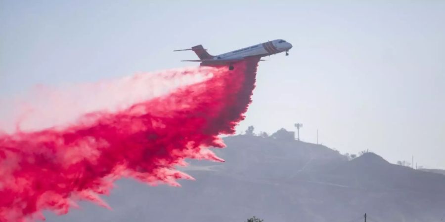 Löschflugzeug im Einsatz gegen das «Maria»-Feuer