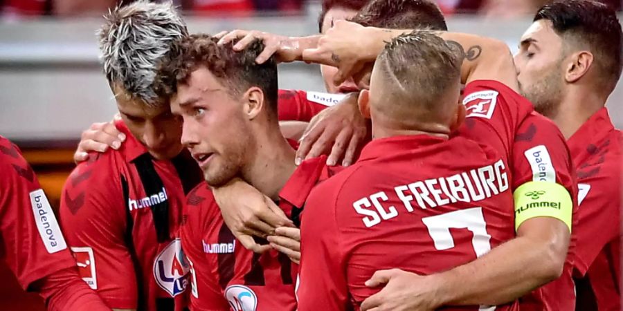 Luca Waldschmidt (Mitte) schoss Freiburg in Düsseldorf zum Sieg