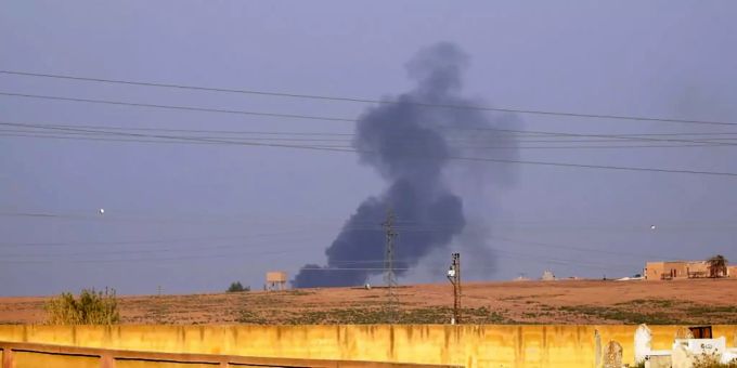 Nach Bombardierungen türkischer Streitkräfte steigt eine Rauchsäule über der Stadt Ras al-Ain auf. türkei syrien luftangriff