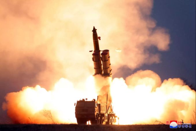 Dieses undatierte von der staatlichen nordkoreanischen Nachrichtenagentur KCNA am 28.11.2019 zur Verfügung gestellte Foto zeigt den Abschuss einer Rakete. Raketentest in Nordkorea