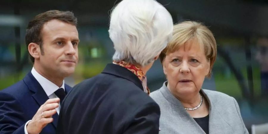 Zweiter Tag des EU-Gipfels: Emmanuel Macron, Präsident von Frankreich, Christine Lagarde, Präsidentin der Europäischen Zentralbank, und Bundeskanzlerin Merkel sind im Gespräch. Foto: Pool/Daina Le Lardic/BELGA/dpa