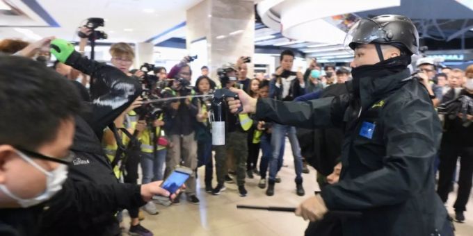 Polizei in Hongkong setzt Pfeffer-Spray gegen Demonstranten ein Polizei in Hongkong setzt Pfeffer-Spray gegen Demonstranten ein