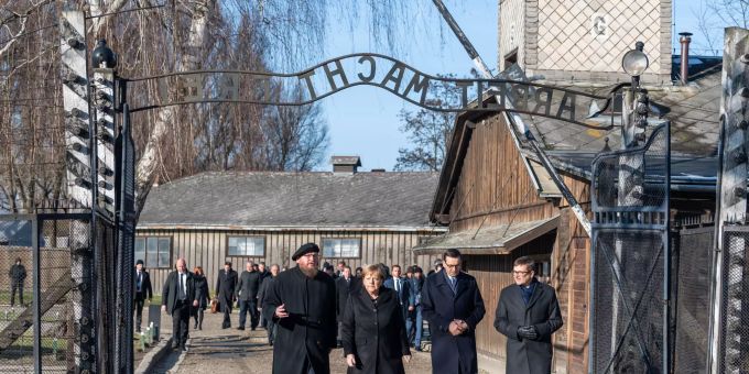 In Auschwitz - Merkel gedenkt der Opfer des NS-Völkermordes