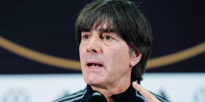 Joachim Löw (r) bereitet das DFB-Team auf das Spiel gegen Nordirland vor. Foto: Uwe Anspach/dpa Joachim Löw (r) bereitet das DFB-Team auf das Spiel gegen Nordirland vor. Foto: Uwe Anspach/dpa