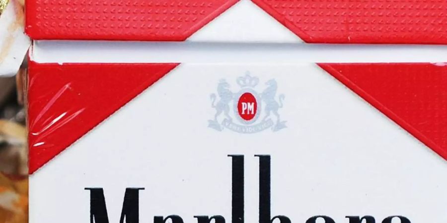 Eine Marlboro-Zigarettenschachtel: Eine Fusion hätte zwei alte Bekannte wieder vereint: Die vor allem für die Zigarettenmarke Marlboro bekannten Unternehmen gehörten bereits bis 2008 zusammen. Foto: Jens Kalaene