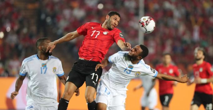 Elia wollte im Sommer zu YB wechseln. Hier duelliert er sich mit Ägyptens Mohamed Elneny um den Ball. YB