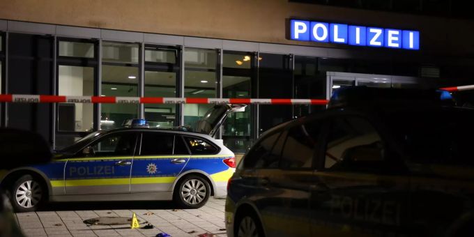 Ein Tatort vor einer Polizeistation ist mit einem Absperrband für Ermittlungsarbeiten abgegrenzt. Ein Polizist hat einen Mann erschossen, der sich mit einem Messer in der Hand Beamten genähert haben soll. Polizist erschiesst Mann in Gelsenkirchen
