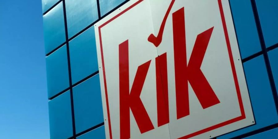 Der Textildiscounter Kik ruft Mädchensandalen mit Glitzer zurück. Foto: Arno Burgi/zb/dpa/Illustration