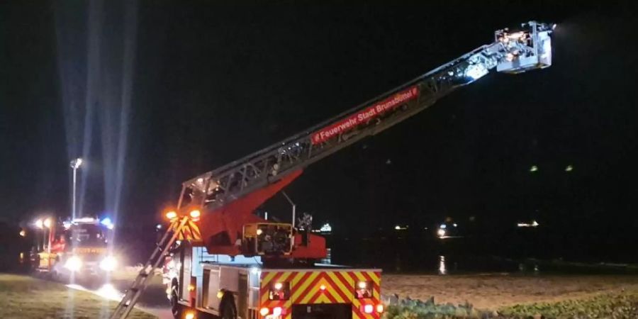 Einsatzkräfte hatten bisher vergeblich nach der im Watt vor Brunsbüttel vermissten Frau und ihrem achtjährigen Sohn gesucht. Foto: Karsten Schröder/Westküsten-News /dpa
