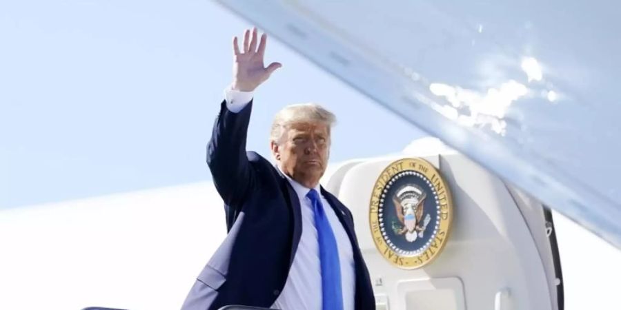 Donald Trump kurz vor dem Einstieg in die Air Force One am Internationalen Flughafen Las Vegas McCarran. Foto: Alex Brandon/AP/dpa