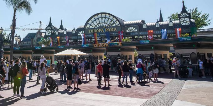 Auch beim Anstehen für in den Europa-Park herrscht eine Maskenpflicht. Europa-Park