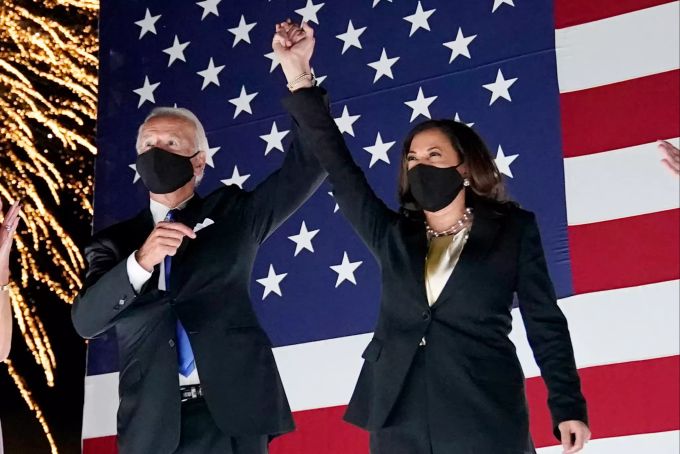 Joe Biden und seine Vize-Präsidentin Kamala Harris stehen während des Parteitages der US-Demokraten auf der Bühne. Joe Biden kamala harris
