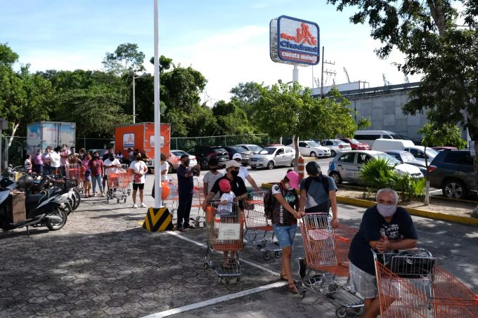 Menschen stehen vor einem Supermarkt in Puerto Morelos an, als sich der Hurrikan «Delta» nähert. Hurrikan «Delta»