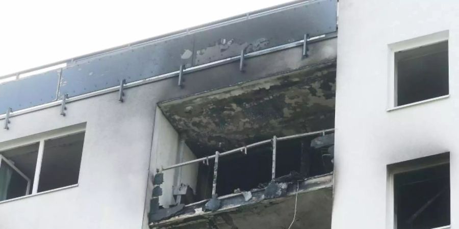 Bei den Löscharbeiten hat die Feuerwehr einen leblosen Menschen gefunden. Foto: David Young/dpa