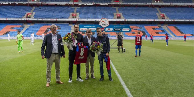 FCB-CEO Roland Heri (l.) und Präsident Bernhard Burgener (2.v.r.) verabschieden Kevin Bua (r.). FC Basel