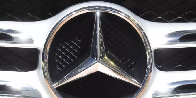 Ein Mercedesstern. Foto: picture alliance / Uli Deck/dpa/Symbolbild Ein Mercedesstern. Foto: picture alliance / Uli Deck/dpa/Symbolbild