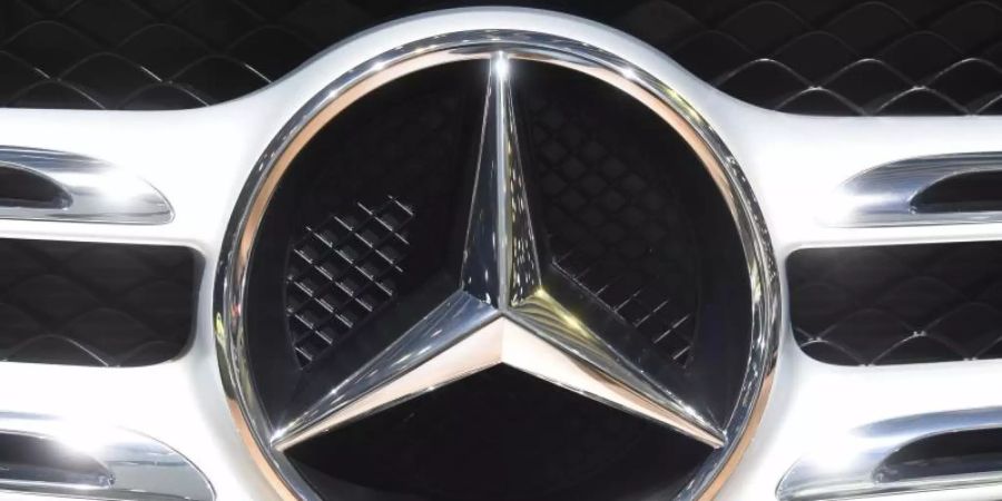 Ein Mercedesstern. Foto: picture alliance / Uli Deck/dpa/Symbolbild