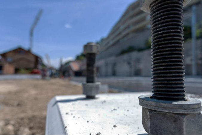 Fundament und Schrauben für die neuen Fahrleitungsmasten