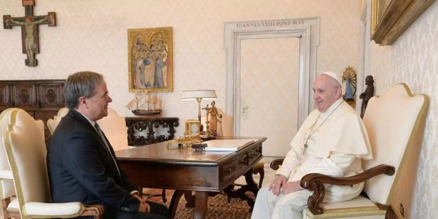 Armin Laschet (CDU, l.), Ministerpräsident von Nordrhein-Westfalen, sitzt während einer Privataudienz bei Papst Franziskus im Vatikan. Foto: ---/Staatskanzlei NRW/dpa