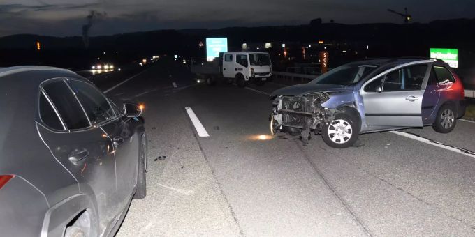 Auffahrkollision auf der Autobahn mit drei Fahrzeugen. Auffahrkollision auf der Autobahn mit drei Fahrzeugen