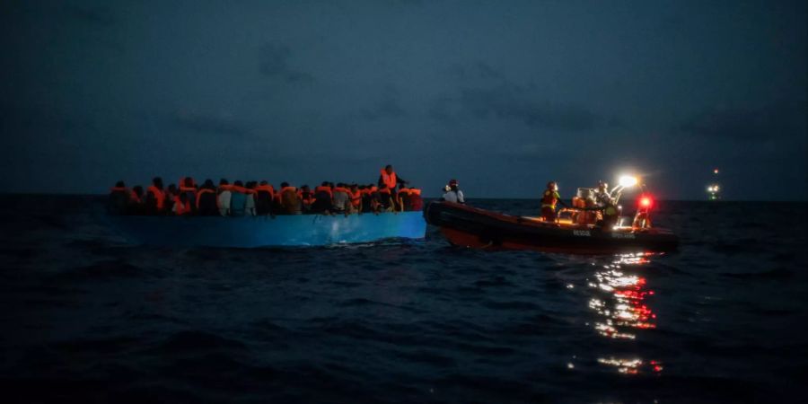 Migranten Boot Mittelmeer