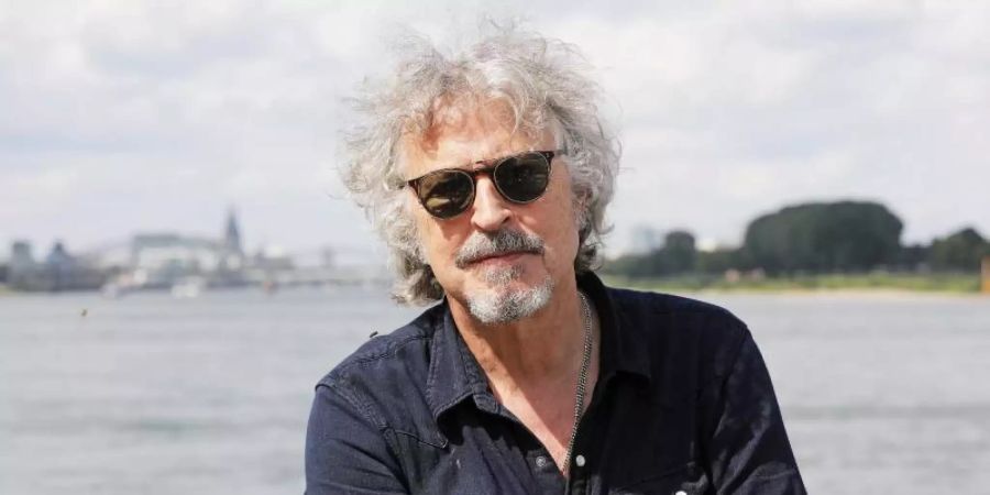 Wolfgang Niedecken in diesem Sommer am Rhein. Foto: Oliver Berg/dpa