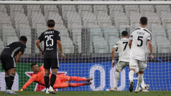 Cristiano Ronaldo versenkt den Penalty zum 1:1 in der Champions League gegen Lyon. Ronaldo Juventus Lyon