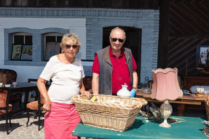 Ursula und Max Kamber freuten sich über reges Interesse an ihren antiken Möbeln und Zeitschriften.