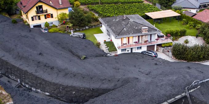 Naturereignisse – im Bild ein Erdrutsch in Chamoson VS – dürften in den kommenden Jahren weiter zunehmen. (Archivbild) hangrutsch murgang erdrutsch
