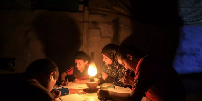 Palästinensische Familie sitzt wegen Stromausfall im Dunkeln Palästinensische Familie sitzt wegen Stromausfall im Dunkeln