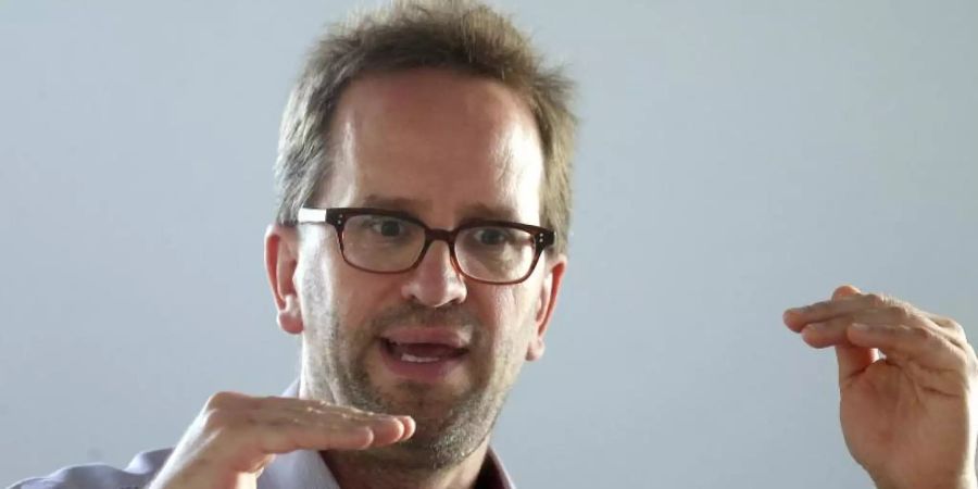 «Ich halte die Vorkassezahlungen für antiquiert, für nicht mehr verantwortbar im Flug- und Reisebereich», sagt Klaus Müller. Foto: Wolfgang Kumm/dpa