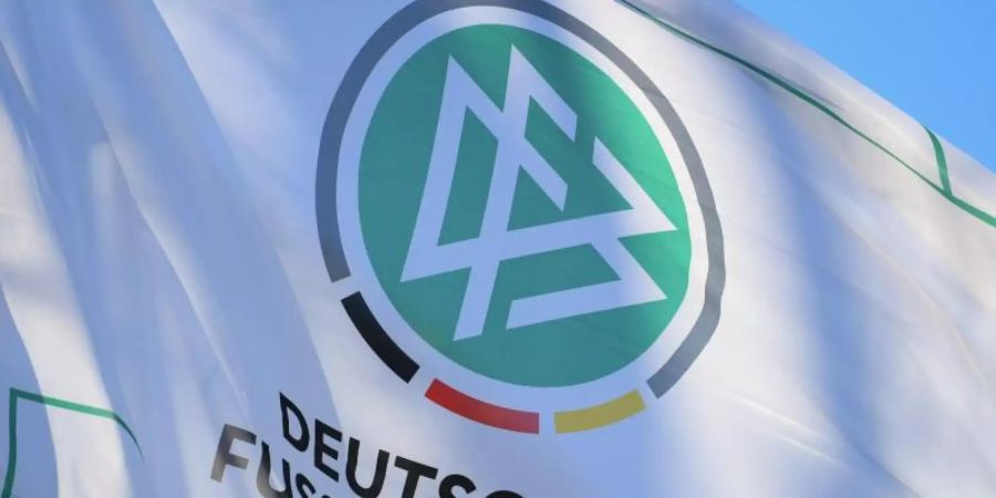 Der DFB hat infolge der Coronavirus-Pandemie sein Hygienekonzept überarbeitet. Foto: Arne Dedert/dpa