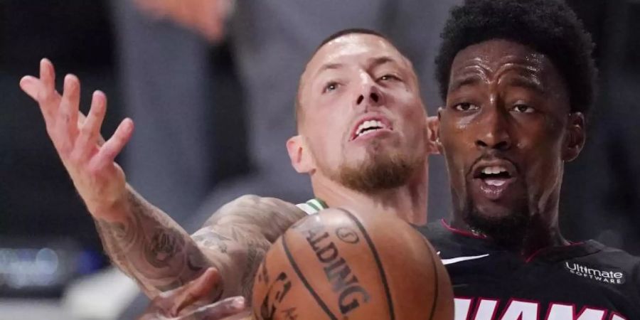 Daniel Theis (hinten) von den Boston Celtics in Aktion gegen Bam Adebayo von Miami Heat. Foto: Mark J. Terrill/AP/dpa