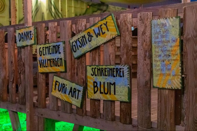 Die Unterstützer der Überseh-Bar sind beim Eingang ersichtlich.