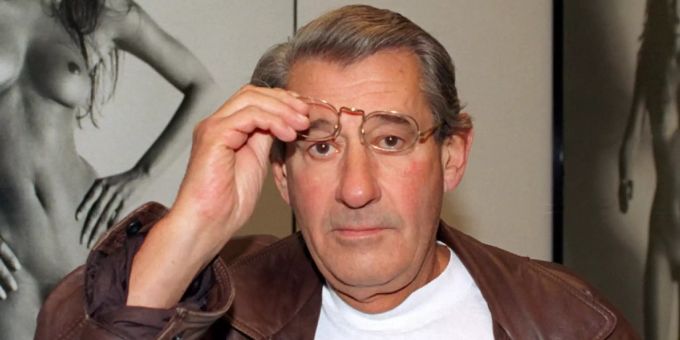 ARCHIV - Star-Fotograf Helmut Newton steht im November 1993 vor Aktfotografien in seiner Ausstellung in den Hamburger Deichtorhallen. Foto: Werner Baum/dpa ARCHIV - Star-Fotograf Helmut Newton steht im November 1993 vor Aktfotografien in seiner Ausstellung in den Hamburger Deichtorhallen. Foto: Werner Baum/dpa