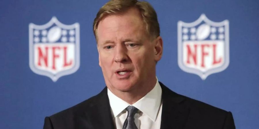 Roger Goodell, Chef der amerikanischen Football-Liga NFL, spricht während einer Pressekonferenz. Foto: Lm Otero/AP/dpa