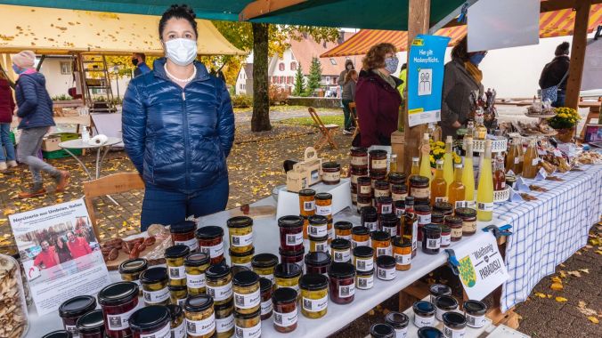 Fabienne Bellino hat u.a. Honig aus dem Oberbuchsiter Paradiesli und viel Eingemachtes.