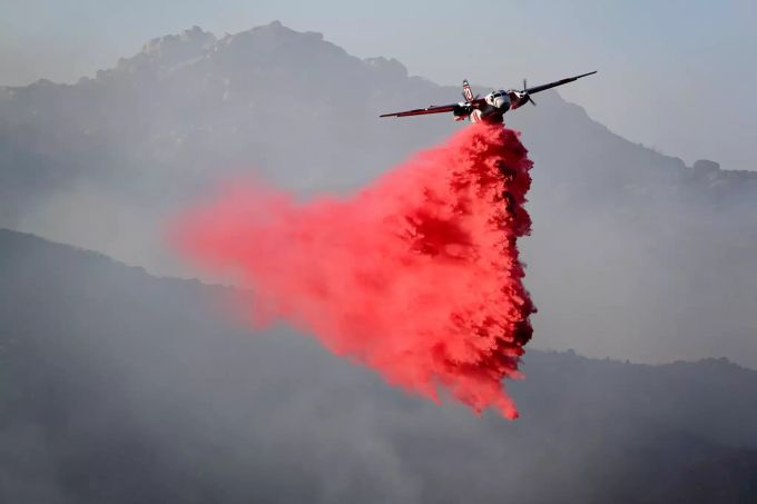 Ein Löschflugzeug im Einsatz in Kalifornien. waldbrand kalifornien usa löschflugzeug