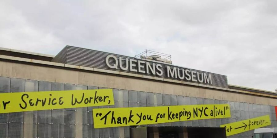 Auf dem Queens Museum steht auf angebrachten Transparenten «Dear Service Worker, «Thank you for keeping NYC alive!». Foto: Christina Horsten/dpa