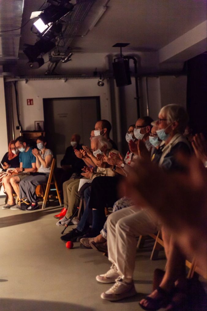 Das Publikum ist begeistert nach der Performance von Jeanine Ebnöther Trott.