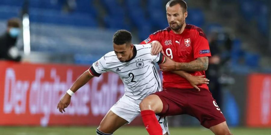 Sieht seine Rolle im DFB-Team künftig eher in der Mitte: Thilo Kehrer (l). Foto: Christian Charisius/dpa