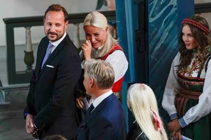 Haakon (l), Kronprinz von Norwegen, und Mette-Marit (M), Kronprinzessin von Norwegen, nehmen an der Konfirmation ihres 14-jährigen Sohns teil. Daneben steht ihre Tochter Ingrid Alexandra (r) Norwegischer Prinz feiert Konfirmation