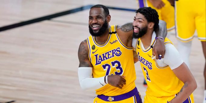 Die Los Angeles Lakers gewinnen in der NBA gegen die Denver Nuggets. Los Angeles Lakers NBA