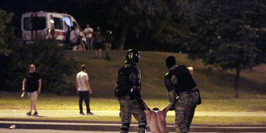 Festnahme eines Demonstranten in Minsk