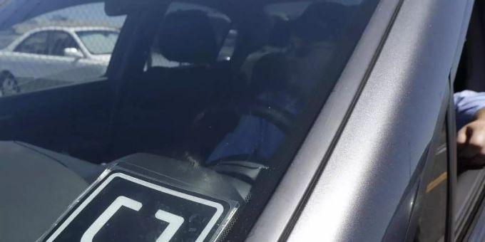 Ein Uber-Fahrer steht in der Nähe des Flughafens von San Francisco auf einem Parkplatz (Archiv). Foto: Jeff Chiu/AP/Keystone/dpa Uber