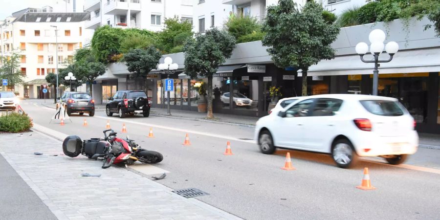 Verletzter Motorradfahrer nach Kollision mit einem Auto