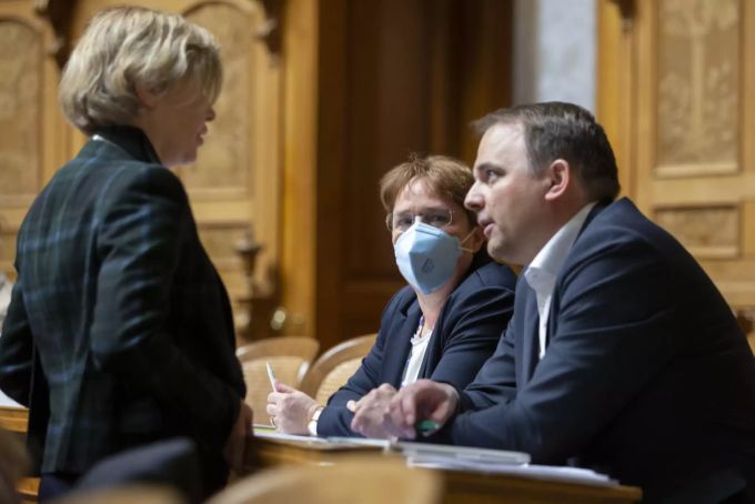 Magdalena Martullo-Blocher (GR/SVP), Mitte, diskutiert mit Marcel Dettling (SZ/SVP), rechts, und Esther Friedli (SG/SVP) an der Frühlingssession 2020. Sie alle sind in der Wirtschafts- und Abgabenkommission des Nationalrats. Friedli Dettling Martullo-Blocher