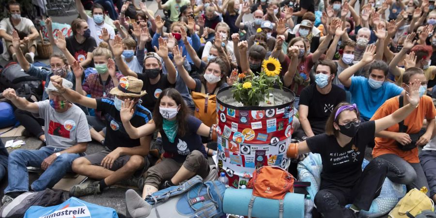 Hunderte Klima-Aktivisten besetzten im Rahmen der Aktionswoche «Rise up for Change» den Bundesplatz.