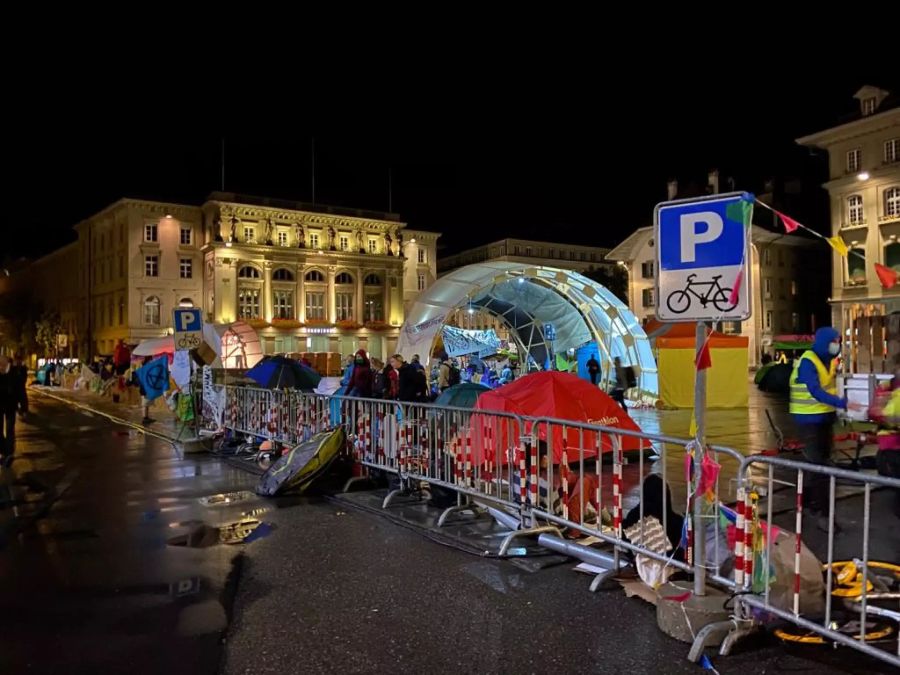 Die Klima-Aktivisten haben auf dem Bundesplatz Barrikaden errichtet.