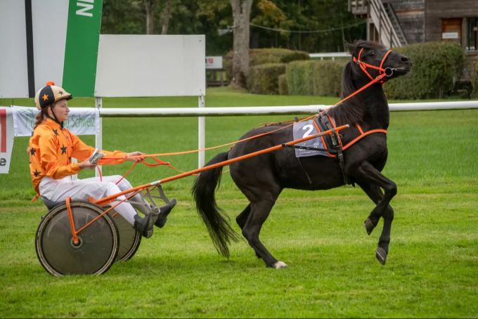Bianca Fischer mit ihrem Pony Miss Marly of the Duchess auf der Pferderennbahn in Aarau. Ponytrainingsrenntag Aarau